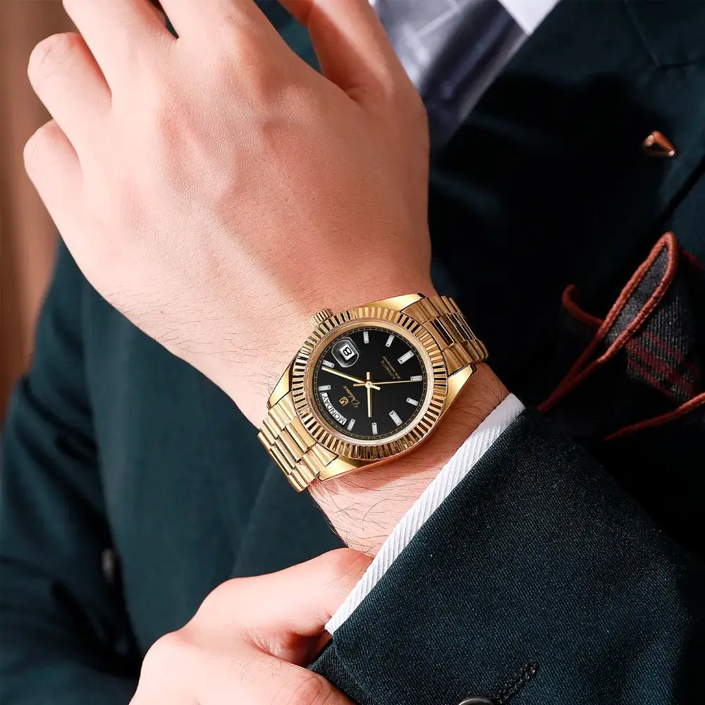 Relógio automático masculino London Black Gold no pulso com traje social
