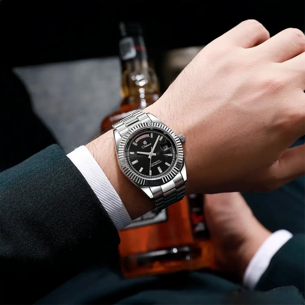 Relógio automático masculino London Black usado no pulso