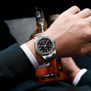 Relógio automático masculino London Black usado no pulso
