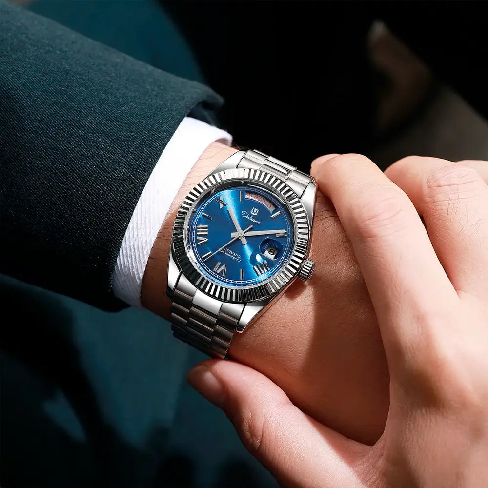 Relógio automático masculino London Blue no pulso com traje social