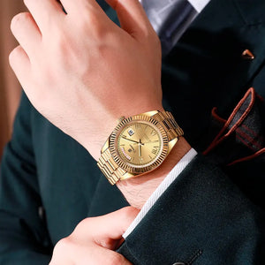 Relógio automático masculino London Gold no pulso com traje social