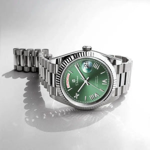 Relógio automático masculino London Green sobre uma mesa