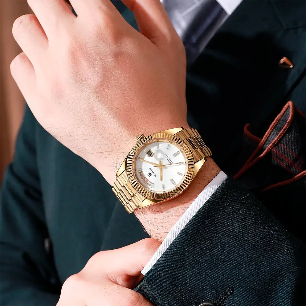 Relógio automático masculino London White Gold usado no pulso com traje social