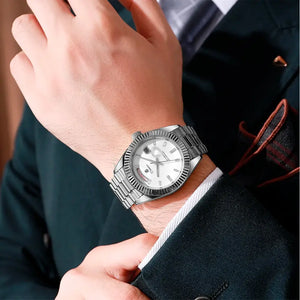 Relógio automático masculino London White no pulso com traje social