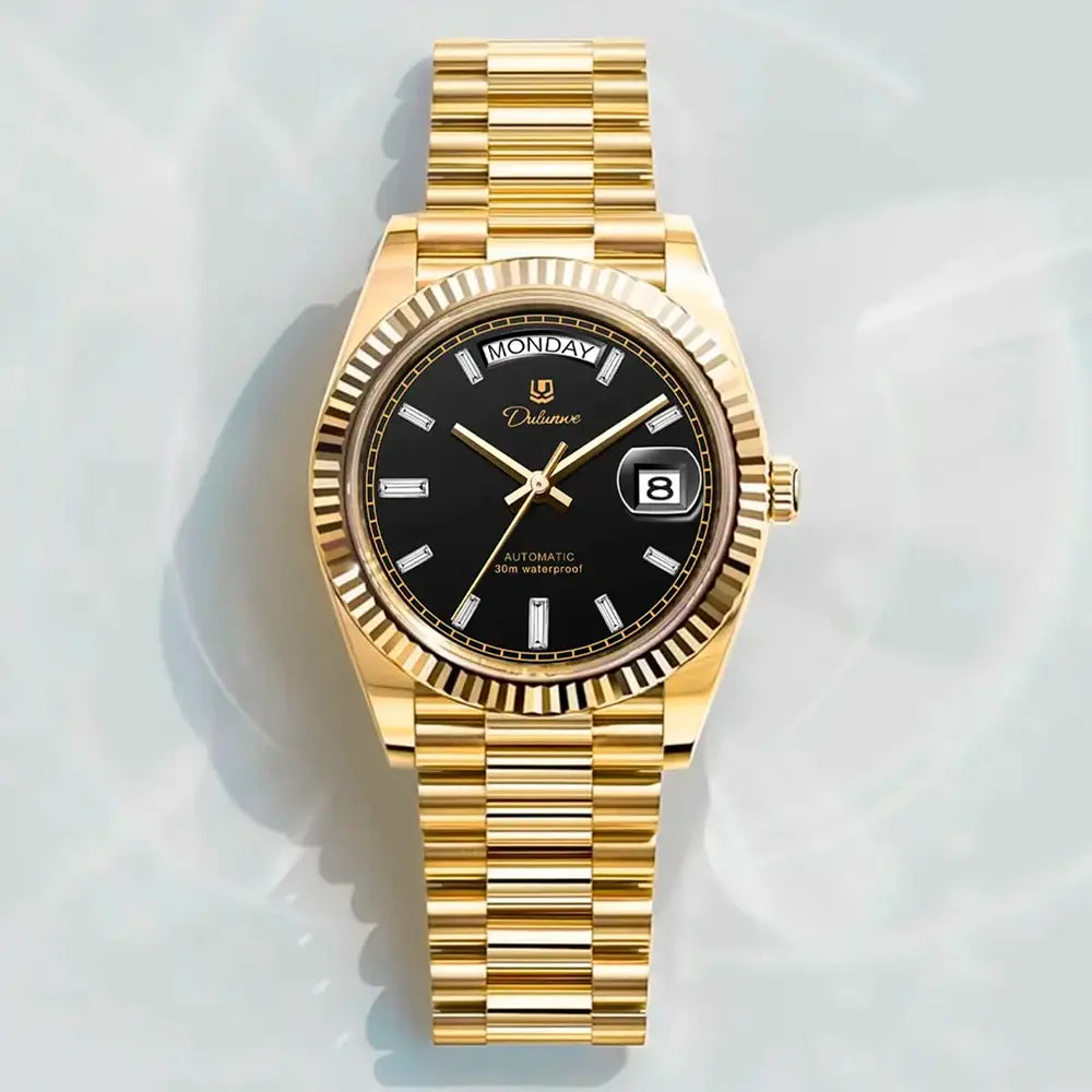 Relógio automático masculino London Black Gold sobre uma mesa