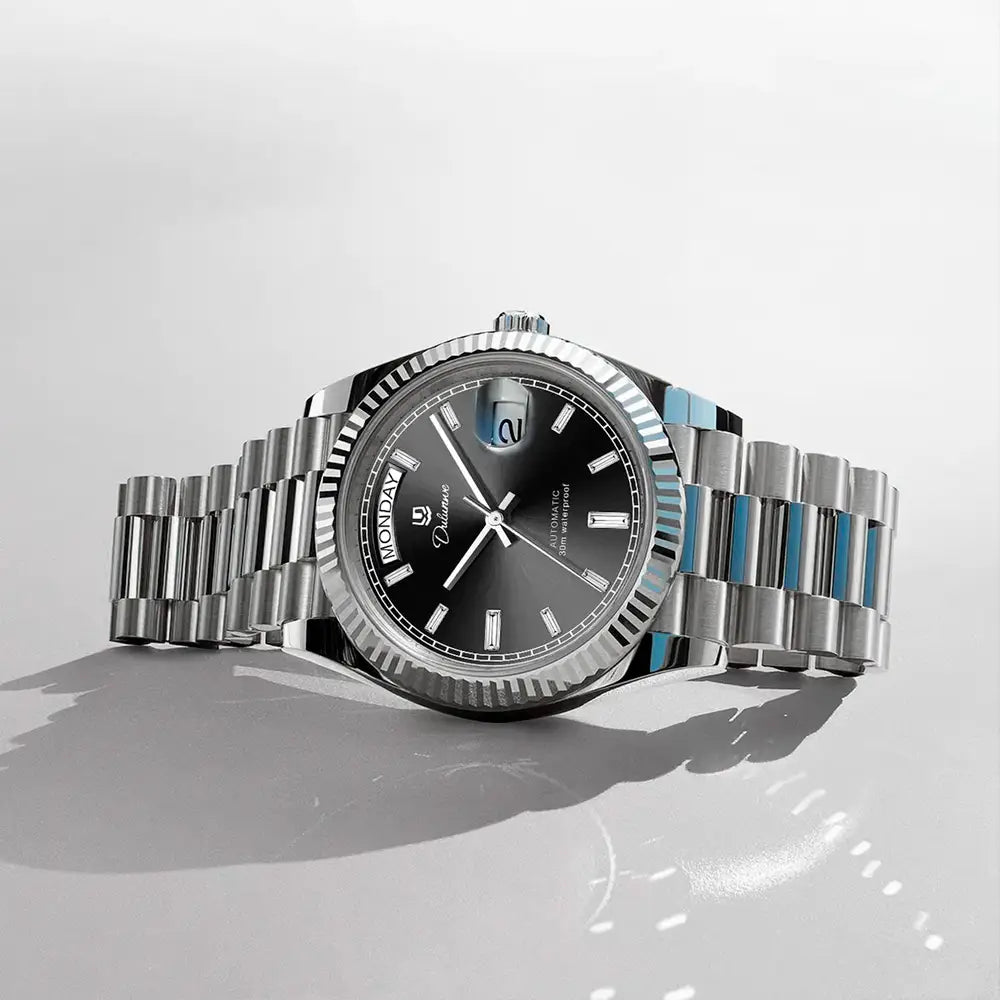 Relógio automático masculino London Black sobre uma mesa