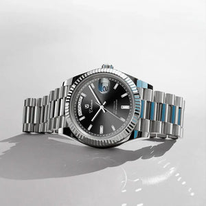 Relógio automático masculino London Black sobre uma mesa