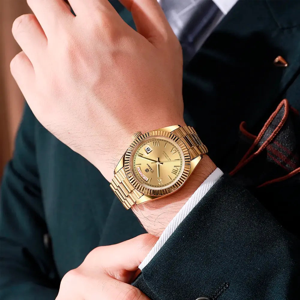 Relógio automático masculino London Gold no pulso com traje social