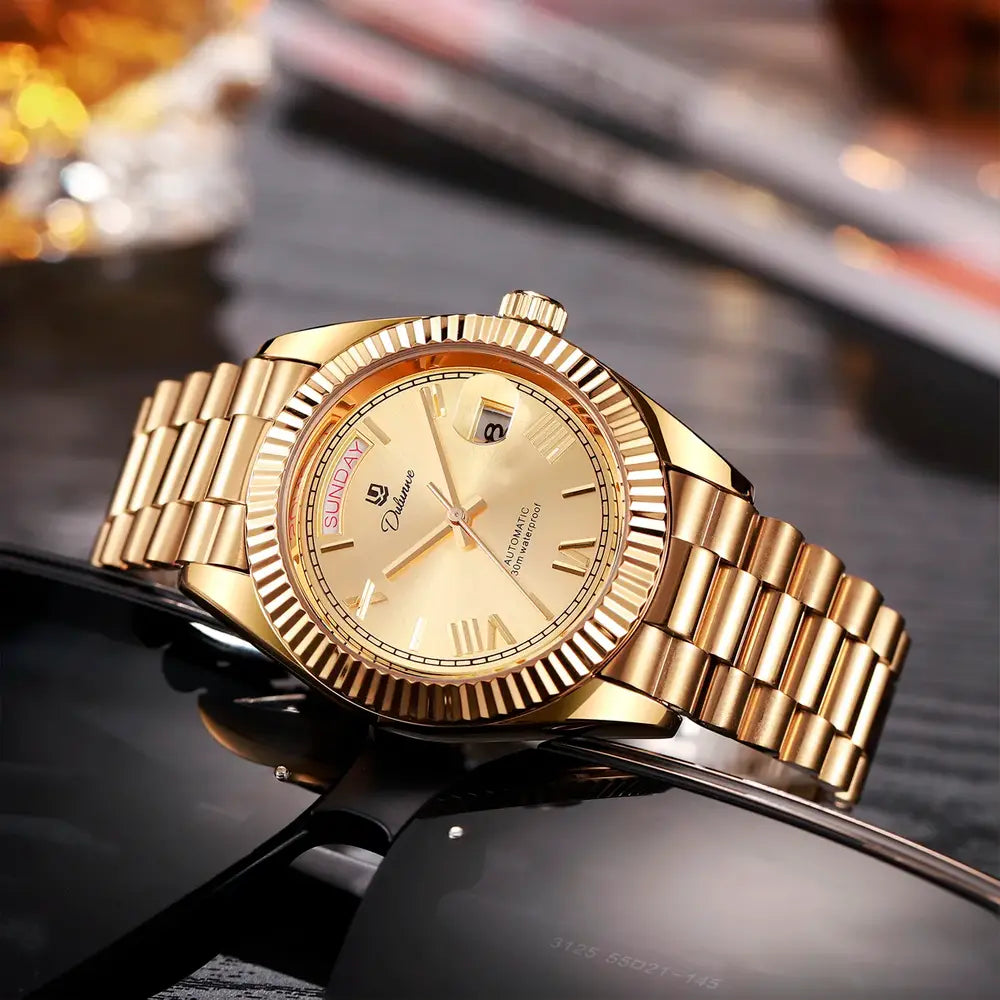 Relógio automático masculino London Gold sobre uma mesa