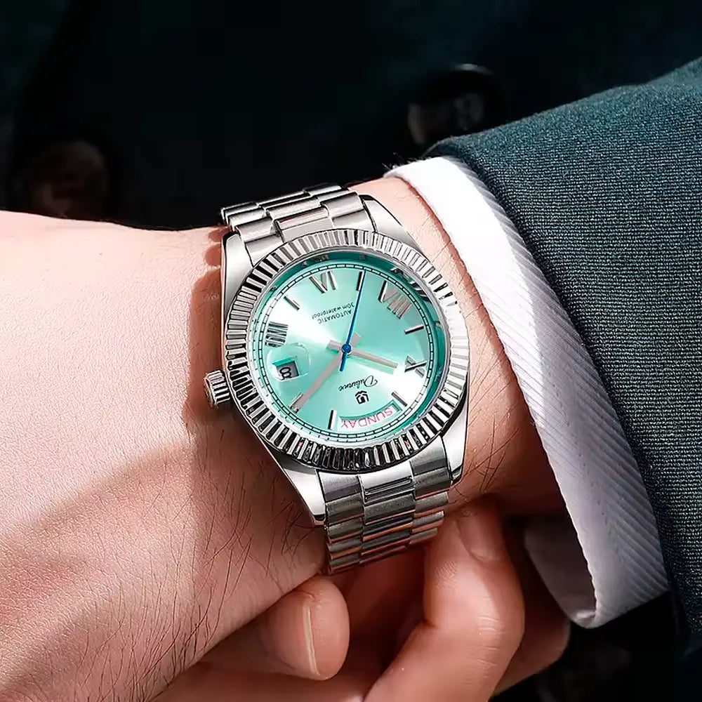 Relógio automático masculino London Sky Blue no pulso com traje social