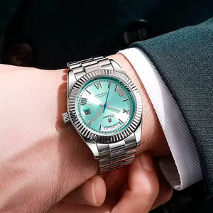 Relógio automático masculino London Sky Blue no pulso com traje social