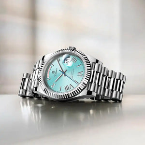 Relógio automático masculino London Sky Blue sobre uma mesa