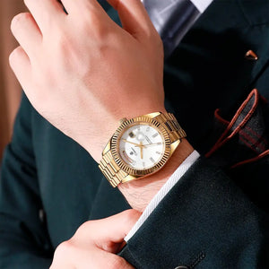 Relógio automático masculino London White Gold usado no pulso com traje social