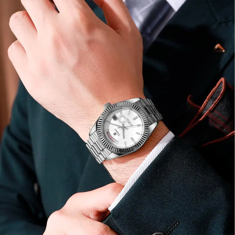 Relógio automático masculino London White no pulso com traje social