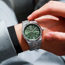 Relógio Masculino Vizzali Royale Green sendo usado