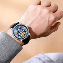 Relógio Masculino de Couro Vizzali Liverpool Star White Sendo Usado no Braço